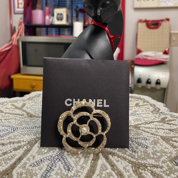 Chanel Brooch Camellia  Pearl Rhinestone Gold - Picture 14 of 17